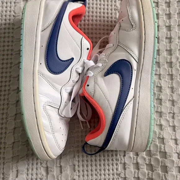 Kids Nike sneakers size 4.5Y - Picture 3 of 7